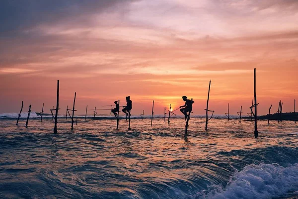 Silhouette Dei Pescatori Tradizionali Tradizionale Pesca Palafitta Vicino Galle Sri — Foto Stock