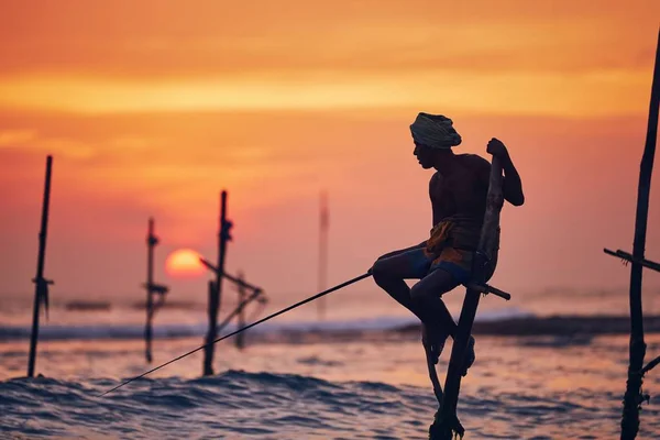 Silhouette Del Pescatore Tradizionale Tradizionale Pesca Palafitta Vicino Galle Sri — Foto Stock