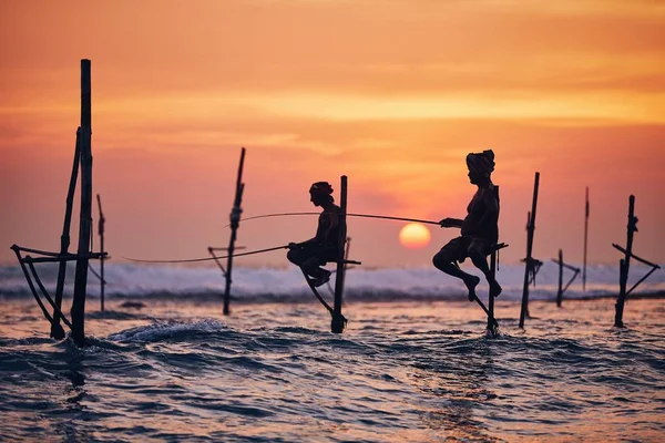 Siluetas Los Pescadores Tradicionales Pesca Tradicional Con Zancos Cerca Galle —  Fotos de Stock