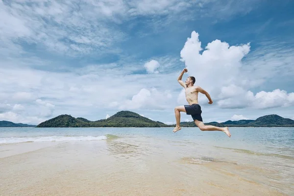 Jovem Feliz Pulando Para Mar Contra Ilha Tropical — Fotografia de Stock