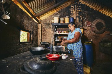 Kırsal kadın geleneksel ev mutfak gıda hazırlama. Sri Lanka iç yaşam.
