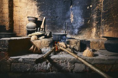Ateş çukuru geleneksel ev mutfak yemek hazırlanıyor. Sri Lanka iç yaşam.