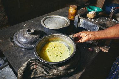 Hazırlık pirinç ve köri yemek. Sri Lanka geleneksel ev mutfak gıda hazırlama kadın.