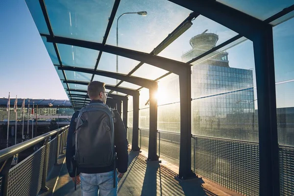 Joven Con Mochila Caminando Terminal Del Aeropuerto Atardecer — Foto de Stock