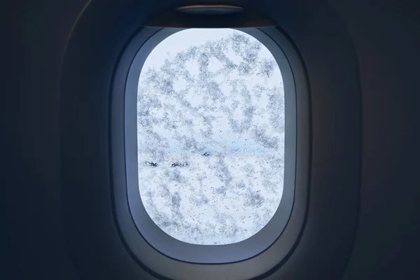 Havaalanında Kar Yağıyor Tuzlama Önce Kar Ile Kaplı Uçağın Penceresinden — Stok fotoğraf