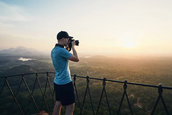 Jeune Photographe Avec Appareil Photo Coucher Soleil Vue Depuis Rocher — Photo