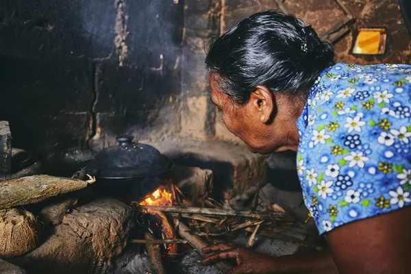 Rural Woman Preparing Food Traditional Home Kitchen Domestic Life Sri — Stock Photo, Image