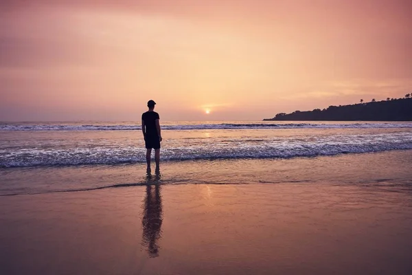 Contemplazione Durante Bella Alba Giovane Uomo Sulla Spiaggia Sabbia Idilliaca — Foto Stock