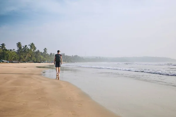 Jovem Turista Caminhando Praia Areia Contra Palmeiras Linha Costeira Perto — Fotografia de Stock