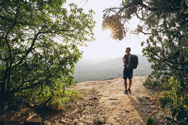 Joven Excursionista Con Vistas Desde Roca Paisaje Sri Lanka Atardecer — Foto de Stock