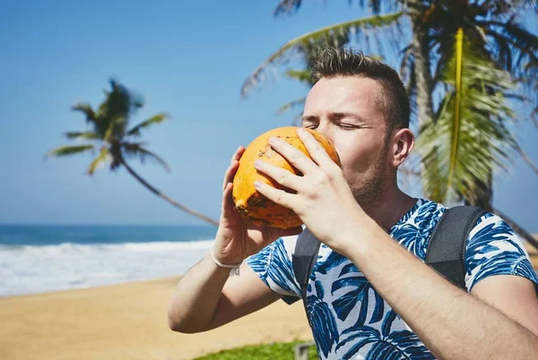 Giovanotto Assetato Che Beve Acqua Cocco Relax Sulla Spiaggia Sabbia — Foto Stock