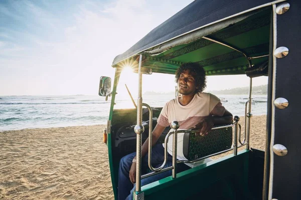 Jovem Tuk Tuk Driver Esperando Passageiro Contra Praia Areia Mar — Fotografia de Stock