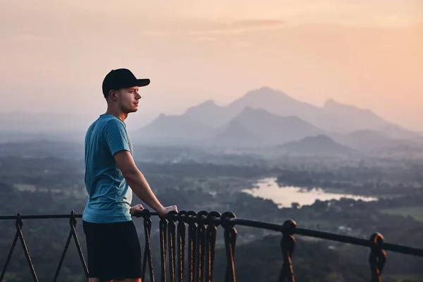 若者は夕日を熟考 スリランカのシギリヤ ロックからの眺め — ストック写真