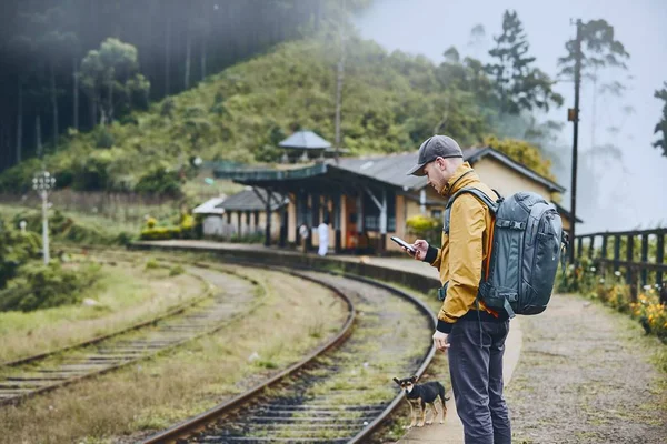 Jeune Touriste Avec Sac Dos Utilisant Téléphone Attendant Train Gare — Photo