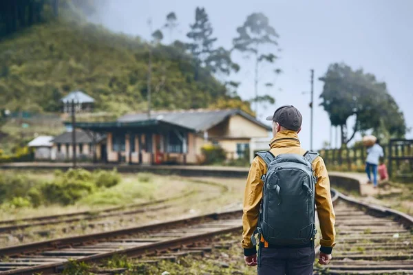 Joven Turista Con Mochila Caminando Estación Tren Las Montañas Niebla — Foto de Stock