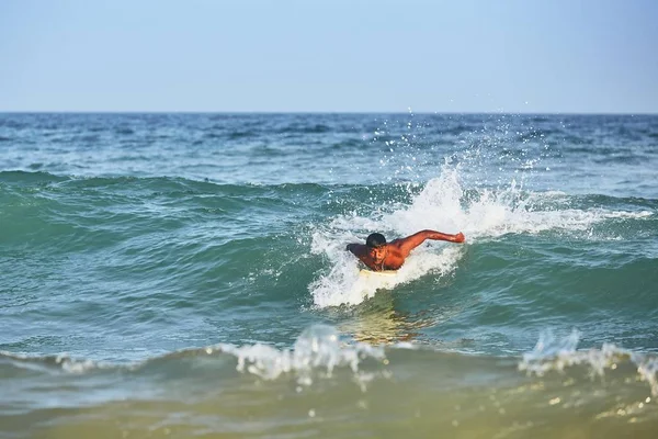 Jovem Surfando Mar Contra Céu Azul Claro Tangalle Sri Lanka — Fotografia de Stock