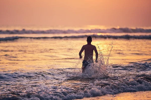 Vacaciones Playa Joven Feliz Corriendo Mar Atardecer —  Fotos de Stock