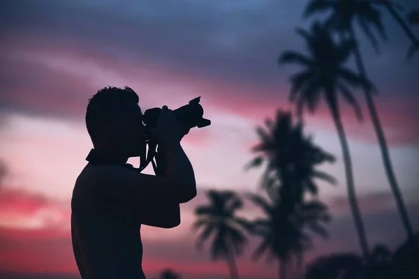 Silhueta Fotógrafo Jovem Com Câmera Contra Palmeira Pôr Sol Colorido — Fotografia de Stock