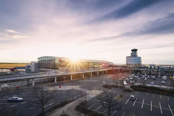Flygplatsterminal och flyg trafik lednings torn — Stockfoto