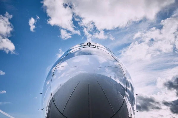 Speglar himlen på flygplan — Stockfoto