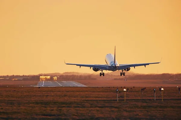 Atterrissage de l'avion au coucher du soleil — Photo