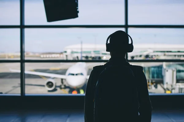 Traveler with headphones — Stock Photo, Image