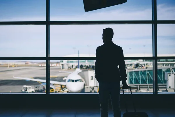 Traveler in airport terminal — Stock Photo, Image