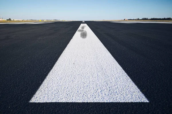 Oppervlakteniveau van vliegveld landingsbaan — Stockfoto