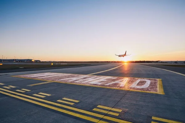 Vliegtuiglanding bij zonsondergang — Stockfoto