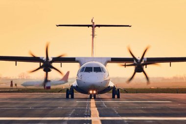 pervaneli uçak önden görünümü