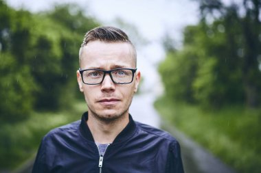 Yağmurda gözlüklü adam