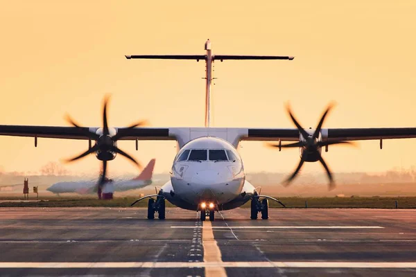 Vista frontal del avión de hélice — Foto de Stock