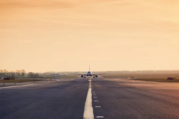 Рух в аеродромі на заході сонця — стокове фото