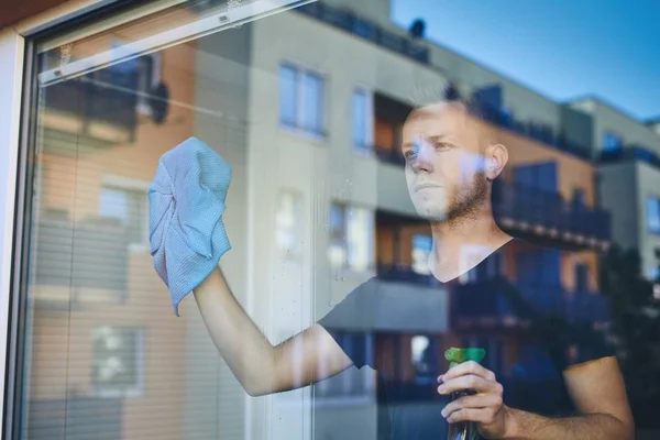 Man membersihkan jendela di rumah — Stok Foto