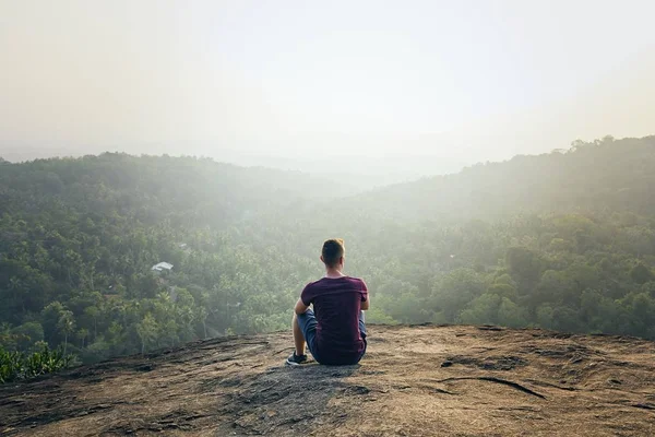 Homme reposant sur le rocher — Photo