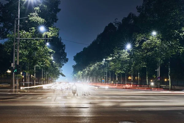 Senderos ligeros de tráfico en la ciudad — Foto de Stock