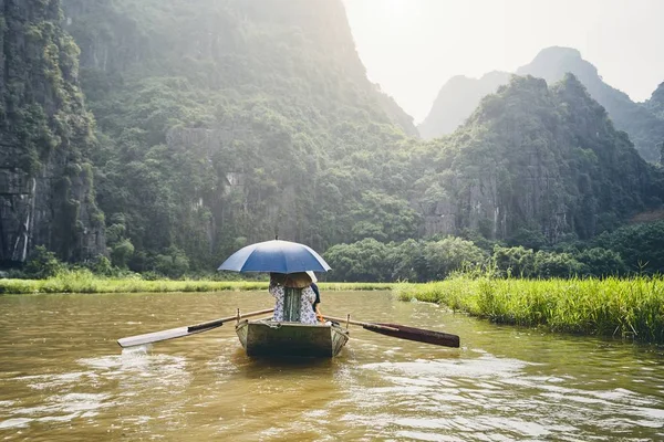 Boat with tourists against karst formation — Stock Photo, Image