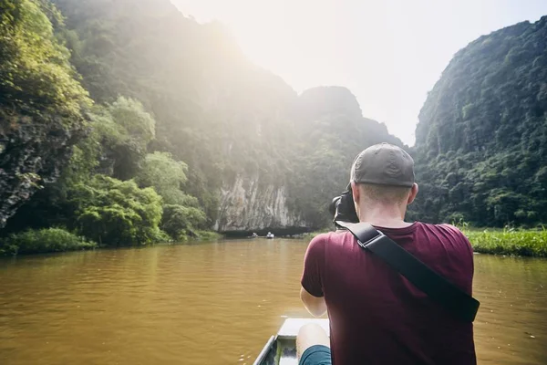 Fotógrafo con cámara en barco — Foto de Stock