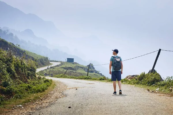 Homme sur route sinueuse — Photo