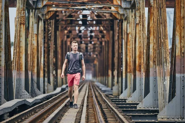 Demiryolu köprüsünde yürüyen gezgin — Stok fotoğraf