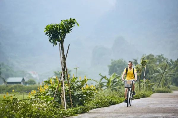 ベトナムで自転車で旅行 — ストック写真