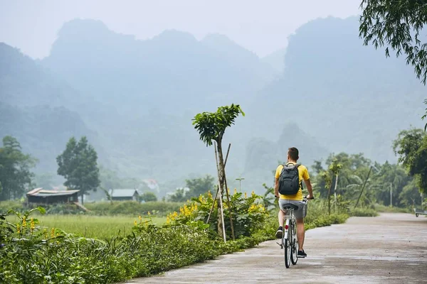 ベトナムで自転車で旅行 — ストック写真