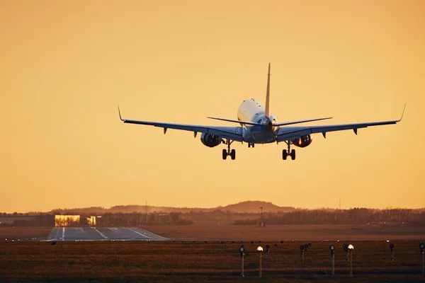 Avião aterrissando na pista — Fotografia de Stock
