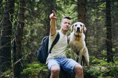 Uzun yürüyüşe çıkan kimse köpek orman ile