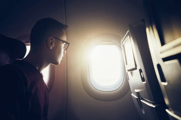 Homem viajando de avião — Fotografia de Stock