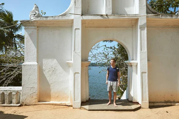 Traveler exploring beauty of Sri Lanka — Stock Photo, Image