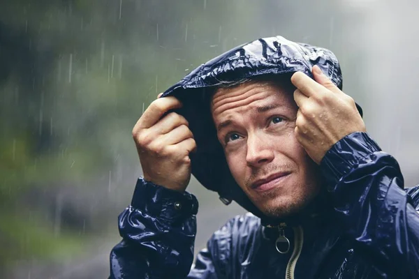Reisende bei starkem Regen — Stockfoto