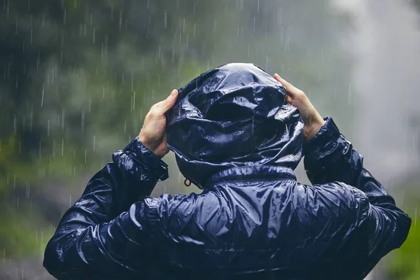Traveler in heavy rain — Stock Photo, Image