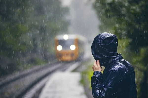 Uomo sotto una forte pioggia — Foto Stock