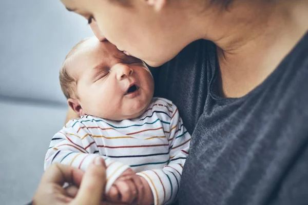 Mère avec le fils nouveau-né — Photo